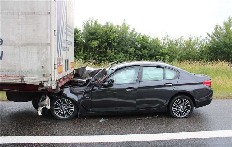 Ein BMW-Fahrer war zu schnell auf der nassen Fahrbahn unterwegs und schleuderte mit der Fahrzeugfront unter einen fahrenden Lkw. Polizei