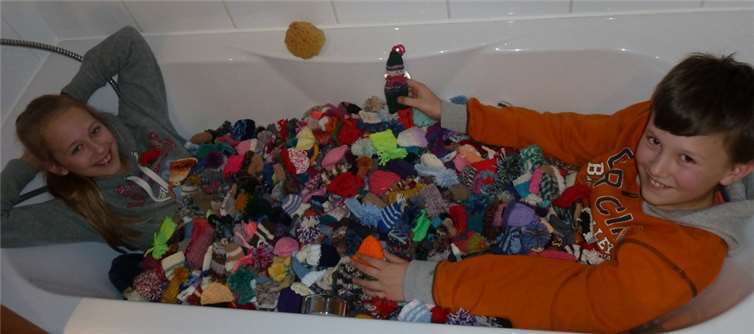 Ein Bad in 970 Mützchen, die für den guten Zweck verkauft werden.privat