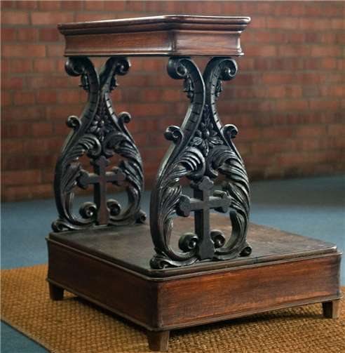 Ein Bänkchen aus dem Nachlass von Papst Pius X. vermachte Karl Dambach der Pfarrgemeinde St. Pius.ASI