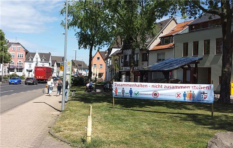 Ein Banner in der Pützstraße appelliert an die Bürger, sich an die Regelungen zu halten. Foto: Stadt Rheinbach