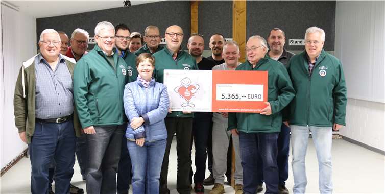 Ein Beachtliche Summe unterstützt die Schützen bei der Umrüstung ihrer Schießanlage. Foto: privat