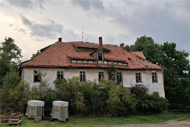 Ein Beispiel für ortsbildprägende Bausubstanz im ländlichen Raum, die trotz seines Zustandes Ausstrahlung besitzt.