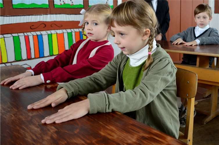 Ein Beitrag aus dem Programm - Unterricht früher: Zur Überprüfung der Sauberkeit hieß es im Unterricht der 60er Jahre Hände auf den Tisch.