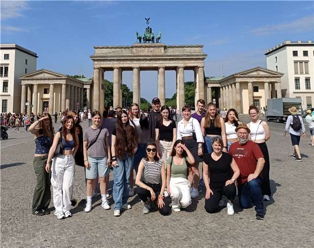 Ein Besuch Berlins ohne das Brandenburger Tor zu sehen, ist kaum denkbar. Und so schauten sich natürlich auch die Teilnehmer der Jugendbildungsfahrt das Wahrzeichen der einst geteilten Hauptstadt an.  Foto: Kreisverwaltung Neuwied / Koch