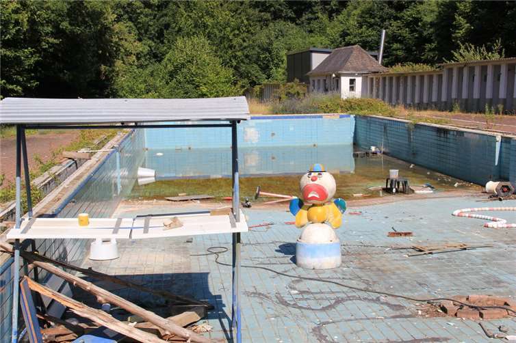 Ein Bid der Verwüstung: Blick in das Bad Bodendorfer Thermalfreibad vier Jahre nach der Flut.  Fotos: GS