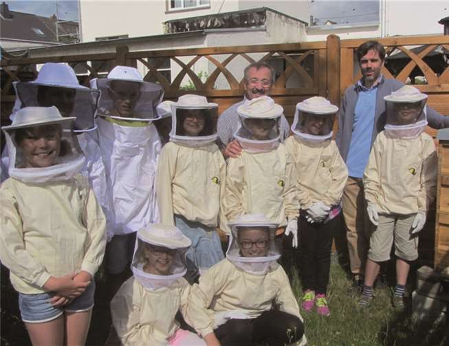 Ein Bienenvolk inklusive einer kompletten Imkerausrüstung für zehn Kinder konnte angeschafft werden. privat
