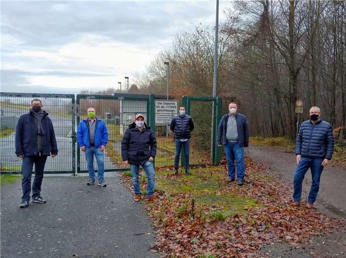 Ein Bild aus alten Zeiten: Anfang 2021 informierte sich die FBL Remagen in Oedingen über die Errichtung einer möglichen Photovoltaikanlage auf der ehemaligen Mülldeponie.  Foto: FBL Remagen