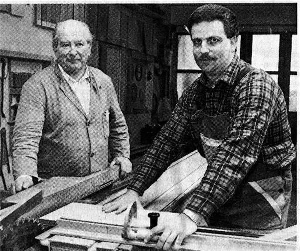 Ein Bild aus der „guten alten Zeit“ .Vor 20 Jahren führte Schreinermeister Palm den neuen Schreinermeister Heinz-Peter Hoppe in den Betreib einprivat