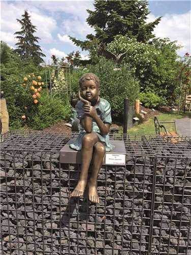 Ein Bild aus glücklichen Zeiten: „Das Mädchen mit der Hand am Kinn“ aus der Kunstschmiede Remagen, Maße 65 x 22 x 33 cm.