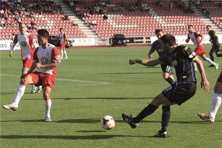 Ein Bild mit Seltenheitswert. Die TuS in der Vorwärtsbewegung. Rund 70 Minuten war davon in Kassel kaum etwas zu sehen.TH