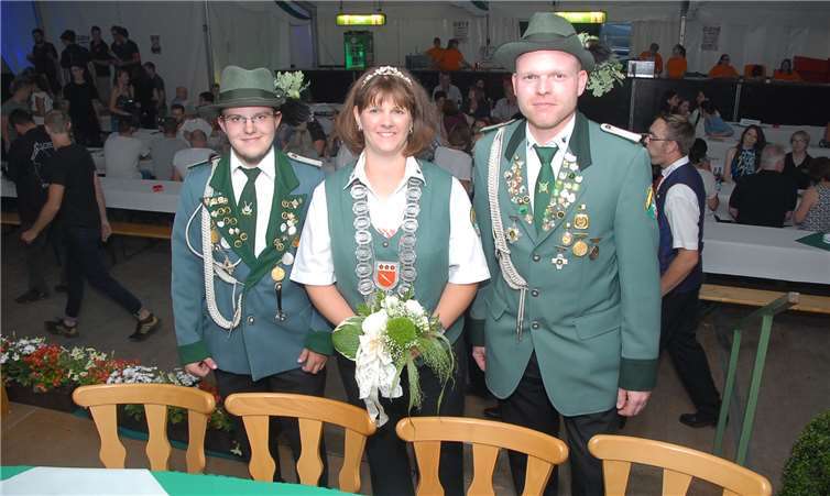 Ein Bild mit Seltenheitswert: Zum erste Mal in Raubach trägt eine Frau dieKönigskette der Schützenmajestät. Martin Enders und Dominique Kolbeflankieren als 1. und 2. Ritter die neue Königin Karina Dreser. Fotos: -KER-