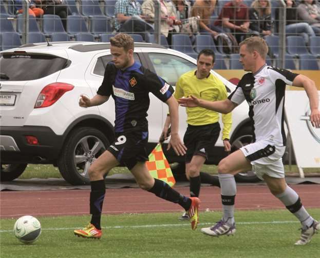 Ein Bild mit Seltenheitswert an diesem Nachmittag. Hier konnte Jerome Assauer seinem Frankfurter Gegenspieler entwischen, aber sonst waren die Hessen in der Partie am Oberwerth jederzeit Herr der Lage.TH