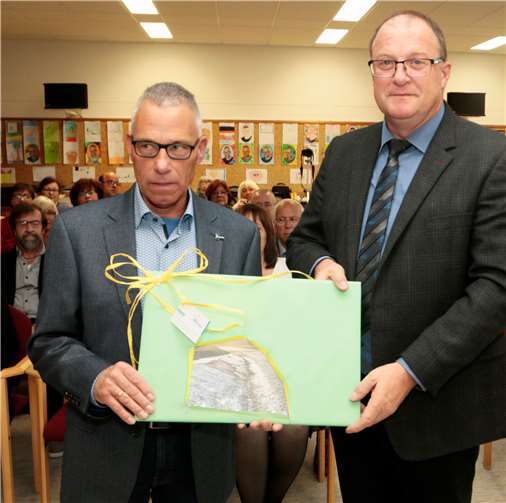 Ein Bild vom Nürburgring überreichte Bürgermeister Guido Nisius.