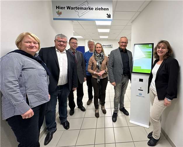 Ein Bild vom neuen Standort von Führerscheinstelle und Kfz-Zulassung machten sich der Kreisvorstand mit Landrat Achim Hallerbach, dem 1. Kreisbeigeordneten Michael Mahlert und den Beigeordneten Birgit Haas und Werner Wittlich sowie auch der Leitende Staatliche Beamte Martin Jung und Büroleiterin Diana Wonka.  Foto: Thomas Herschbach