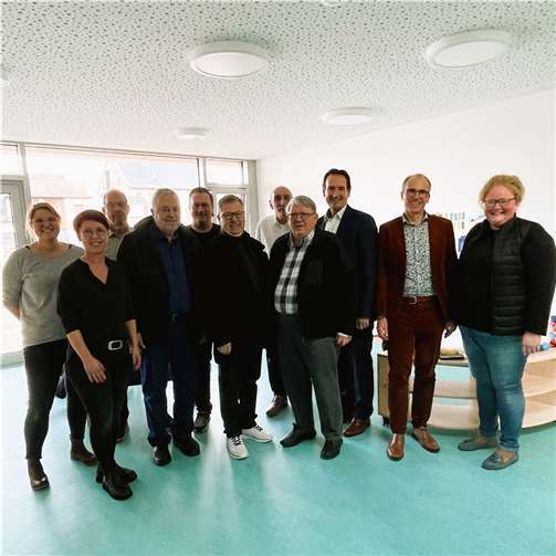 Ein Bild von der erweiterten und sanierten Kita St. Martin in Bassenheim machte sich der Bürgermeister der Verbandsgemeinde Weißenthurm, Thomas Przybylla (3.v.re.s) mit dem Leiter des Fachbereichs Jugend, Familie und Bildung, Sven Normann (2.v.re.) Bauamtsleiter Gino Gilles (5.v.li.) und Techniker Frank Radermacher (3. von links) gemeinsam mit Ortsbürgermeisterin Natalja Kronenberg (re.), dem Ersten Beigeordneten Winfried F. Erbar (6.v.li.), dem Beigeordneten Günther Oster (s4.v.li.) Manfred Bretz von der CDU-Fraktion im VG-Rat (5.v.re.) und Helmut Rohm von der FWG-Fraktion (4.v.re.). Kita-Leiterin Tanja Reuter (2.v.li.) führte mit Kollegin Sina Schick (links) durch die Einrichtung.  Foto: VG Weißenthurm / Katharina Demleitner