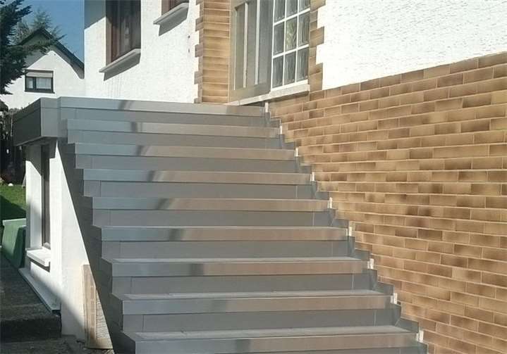 Ein Bild von einer Treppe: Nicht nur sicher und langlebig sind die Treppen von terralastic, sondern auch ästhetisch höchsten Ansprüchen genügend. KER