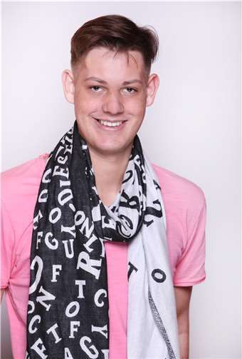 Ein Bild zeigt Felix Leßmeister vor seinem Einzug in das TV-Haus. Foto: ProSieben / Willi Weber