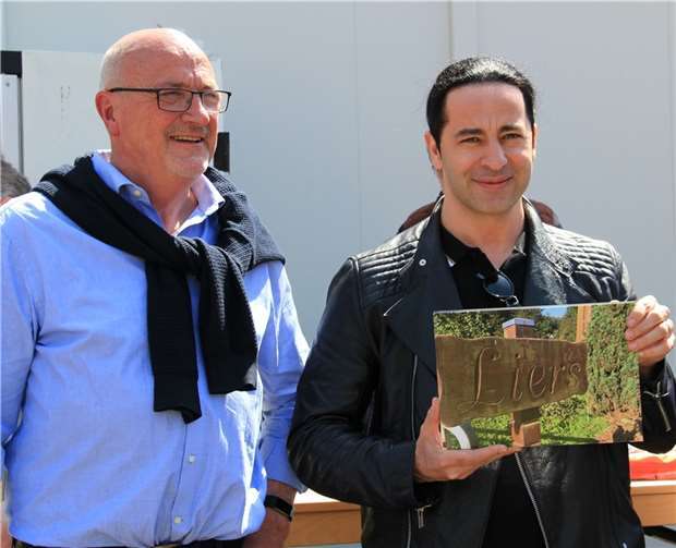 Bülent Ceylan an der Ahr: Das Ahrtal darf nicht vergessen werden Ein Bildband als Dank: Jürgen Schwarzmann (links) mit Bülent Ceylan.
