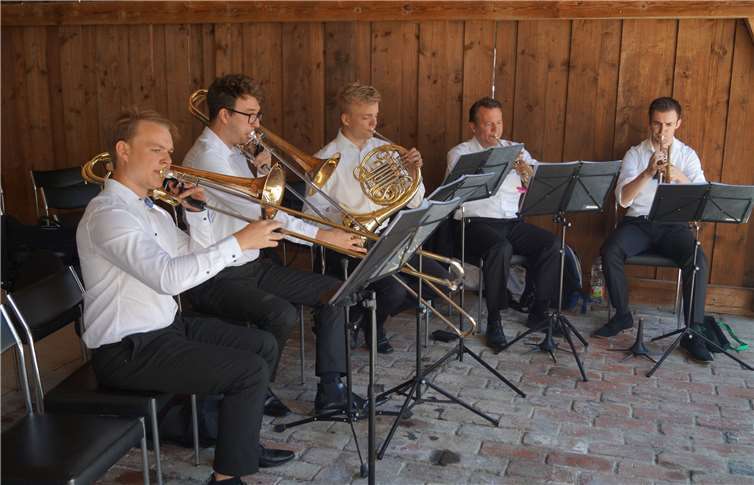 Ein Bläserensemble aus Bonn lieferte vormittags stilvolle Unterhaltungsmusik.