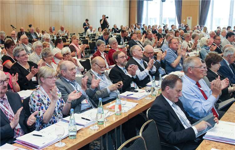 Ein Blick auf die Delegierten beim Bundesverbandstag des VdK Deutschland in Berlin. Im Vordergrund die Delegierten aus Rheinland-Pfalz; in der zweiten Reihe der Neuwieder VdK-Kreisvorsitzende Hans Werner Kaiser (5. von links). VdK