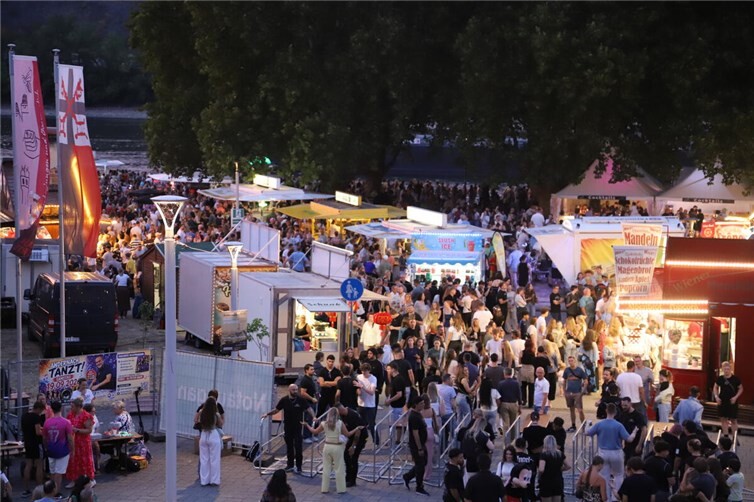 Ein Blick aus dem Rheintor zeigte die herbeiströmenden Besucher.