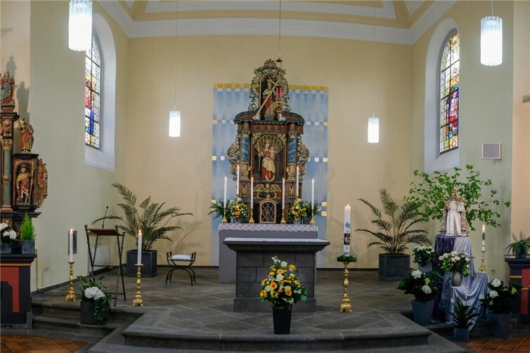 Ein Blick in das Innere der festlich geschmückten Kirche