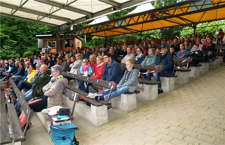 Der langen Pandemie zum Trotz: Ein Räuberspaß mit Hotzenplotz  Ein Blick in den mit 350 Personen besetzten Zuschauerraum.