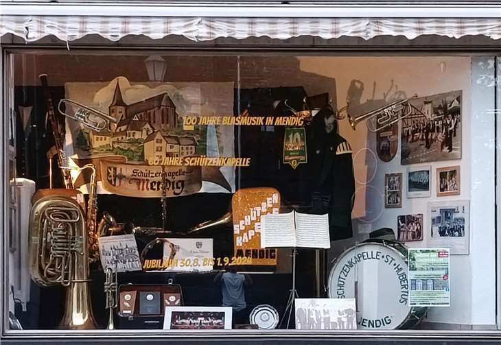 Ein Blick in die Historie – das von der Schützenkapelle gestaltete Schaufenster in der Mendiger Heidenstockstraße.  Foto: privat