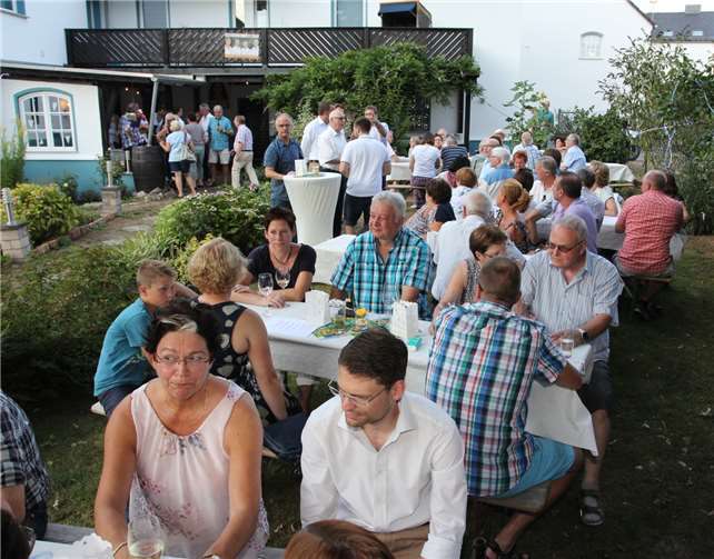 Ein Blick in die Runde, eine fröhliche Zahl von Gästen besuchte das Sommerfest des CDU-Ortsverbandes Nievern. Jürgen Jachtenfuchs