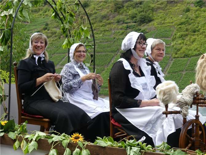 Ein Blick in die Strickstube von anno dazumal. Diese Frauen präsentierten Webstuhl und Fingerfertigkeit.