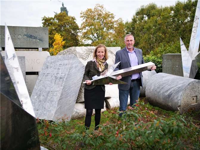Ein Blick in strahlende Gesichter: Kriminalhauptkommissar Deus übergibt den Metallpfeil inmitten des zugehörigen Kunstwerks an die Direktorin des Ludwig Museums, Prof. Dr. Beate Reifenscheid.  Foto: Polizei Koblenz