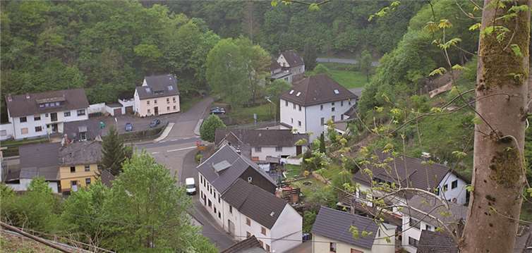 Ein Blick von der Höhe auf den Ort Isenburg. -WT-