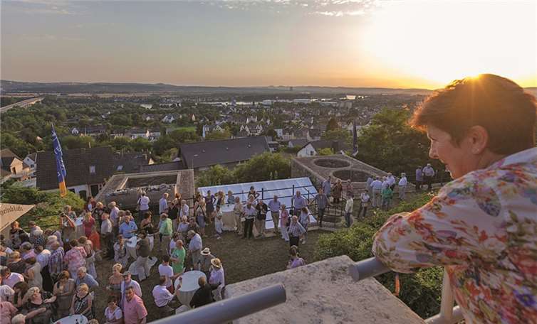 Ein Blick von oben auf die Open-Air-Bühne zur Ditscher Premiere. privat