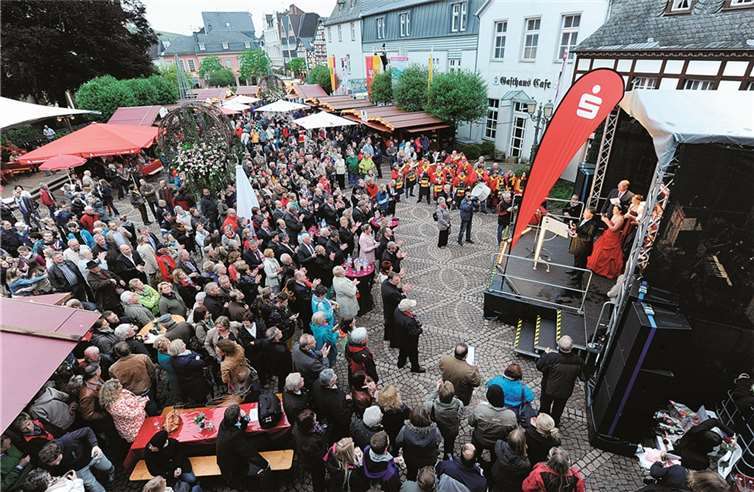 Ein Blick von oben auf einen gut gefüllten Marktplatz, hier bei der der Festrede von Landrat Dr. Jürgen Pföhler.