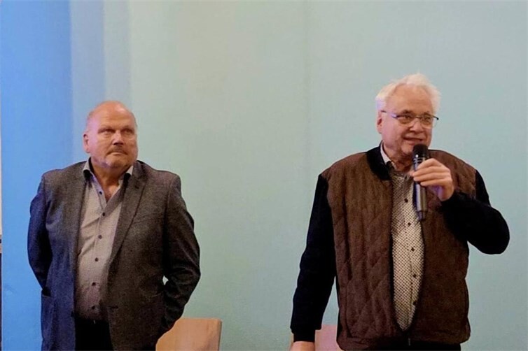 Ein Blick zurück in die Geschichte: Heinz Fuhrmann (links) und Alfred May (rechts) führten als Moderations-Duo durch die spannende Historie rund um die zwei Kehriger Kirchen.