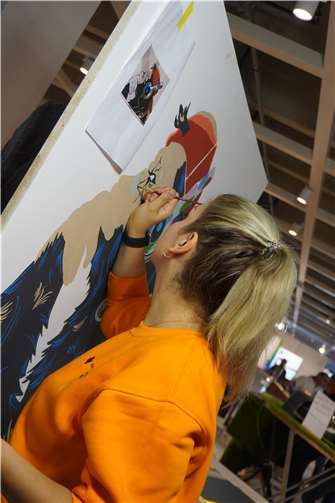 Ein Blickfang für das Malerhandwerk: Mona Golestani, ließ sich bei der Entstehung dieses Kunstwerks über die Schulter schauen.