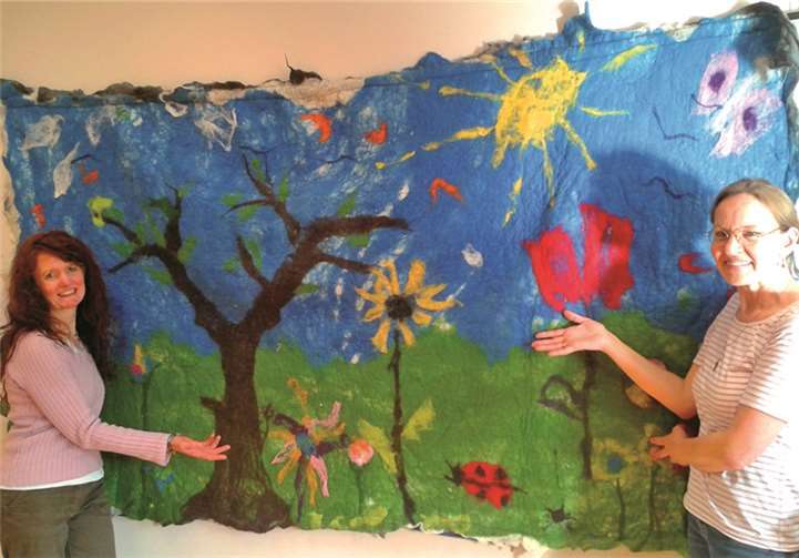Ein Blickfang ist der neue Wandteppich. privat