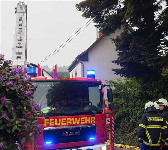 Ein Blitz schlug in das Dach eines Wohnhauses ein.privat