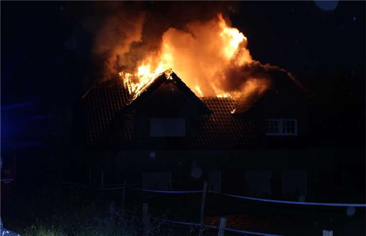 Ein Blitz war während eines Unwetters in das Dach eines Einfamilienhauses eingeschlagen. Fotos: Polizei