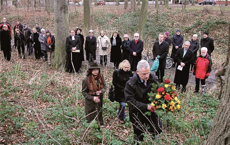 Ein Blumengesteck als Erinnerung an die drei gehängten Ukrainer (vordere Reihe: v.li.): Ilka von Boeselager, MdL, Irina Jastreb von der ukrainischen Botschaft und Bürgermeister Stefan Raetz. Stein