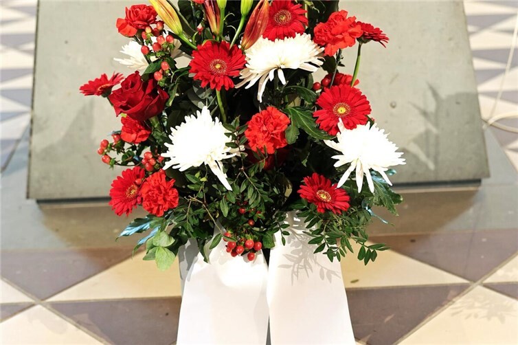Ein Blumengesteck am Altar zu Ehren der verstorbenen Kameradinnen und Kameraden