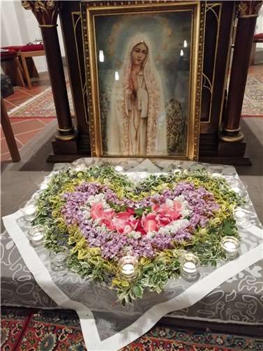 Ein Blumenherz zu Ehren der Muttergottes in der Luzia-Kirche. Fotos: privat