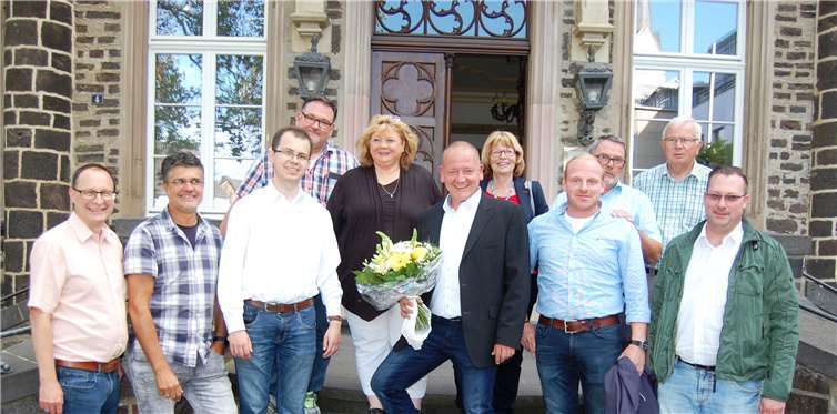 Ein Blumenstrauß durfte nicht fehlen: Gerd Klasen bleibt für weitere fünf Jahre Stadtbürgermeister von Polch. Fotos: SK