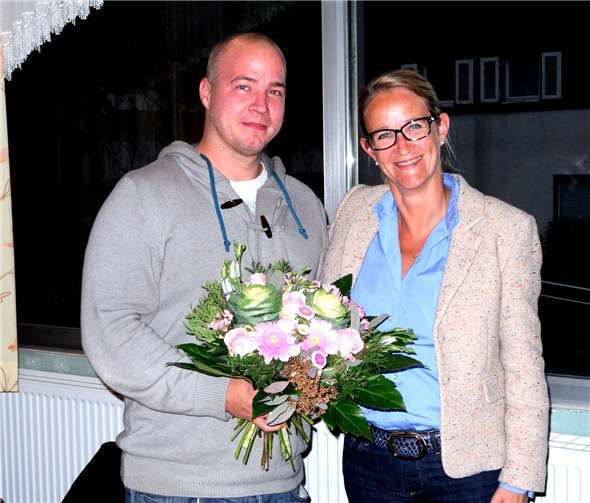 Mitgliederversammlung mit Neuwahl des Vorstandes Ein Blumenstrauß für die alte und neue Vorsitzende.