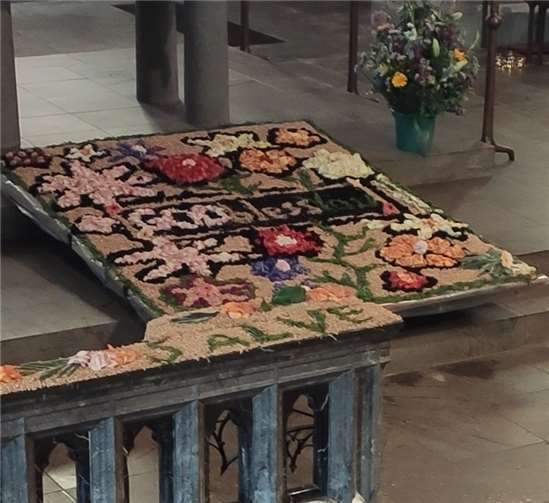 Ein Blumenteppich in Regenbogenfarben am Altar ersetzte auch in diesem Jahr die Prozession..Foto: privat