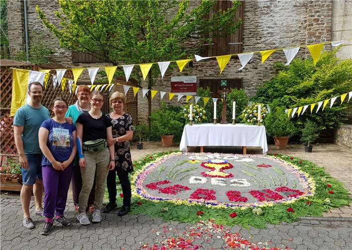 Ein Blumenteppich schmückte den Hof im Kloster Ebernach. Foto:Kloster Ebernach