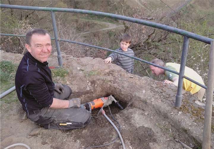 Ein Bodenablauf an der unteren Terrasse wird gebohrt.  Privat