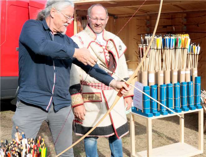 Ein Bogenmacher zeigt sein Werk.Fotos: SES