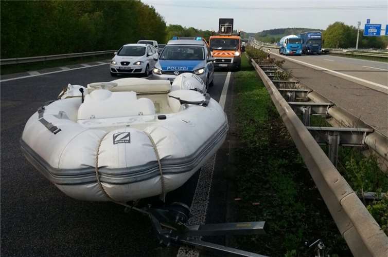 Ein Boot landete unfreiwillig auf der Fahrbahn der A48.Privat