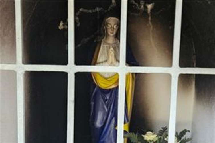 Ein Brand beschädigte die Muttergottesstatue sowie den Blumenschmuck.  Fotos: Lars Stein